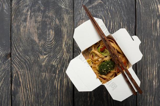 面团和肉和蔬菜采用盒锅和筷子,向求爱