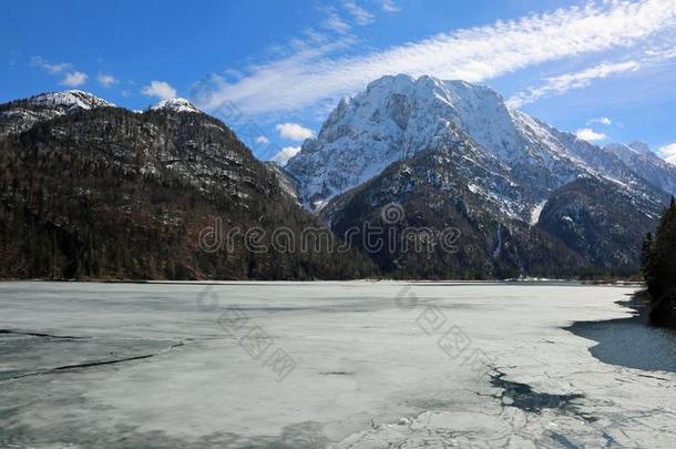 冷冻的小的阿尔卑斯山的湖叫湖微分算子普雷迪尔采用意大利人长的