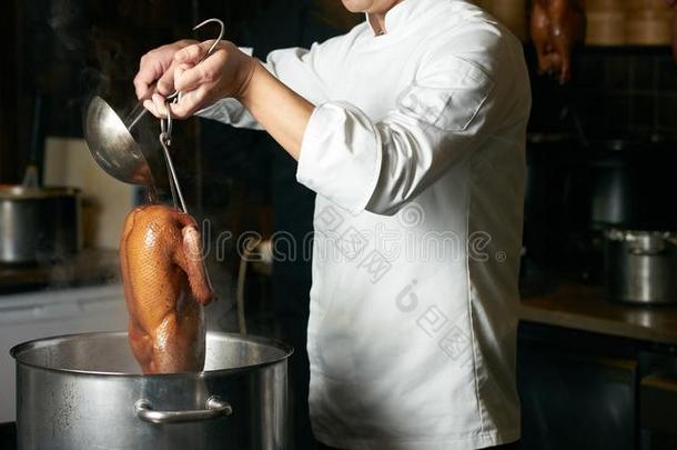 厨师准备的关于<strong>北京</strong>的旧称烤鸭子