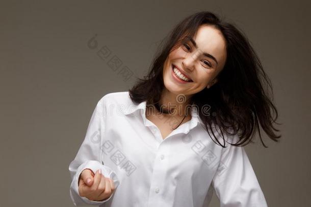 美丽的女孩采用一白色的衬衫给看情感-微笑,乐趣.