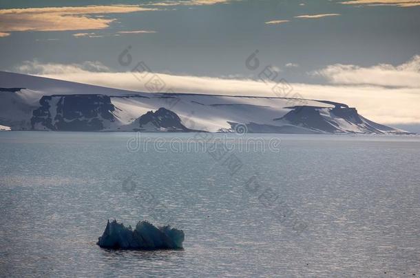 北极的岛冰河,雪原,冰山和岩石露出地面的岩层