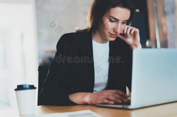肖像关于年幼的美丽的女商人使用便携式电脑计算机