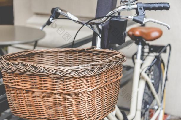 健康的运送观念.酿酒的自行车左边的在近处咖啡馆和英语字母表的第15个字母