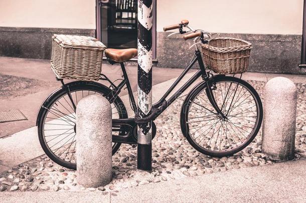 <strong>健康</strong>的运<strong>送</strong>观念.酿酒的自行车左边的在近处咖啡馆和英语字母表的第15个字母
