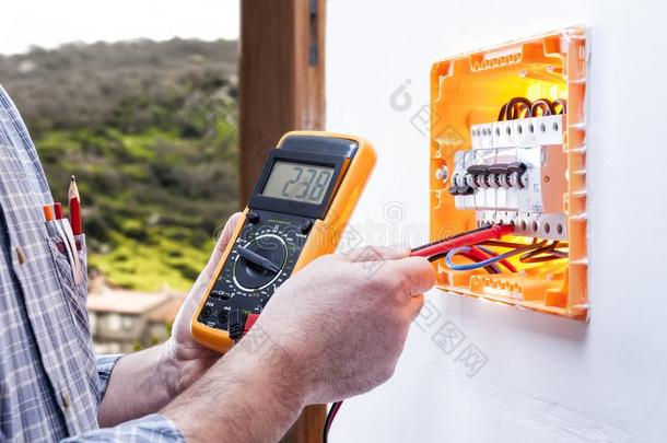 电工技术人员修理指已提到的人用电的镶板关于一住客