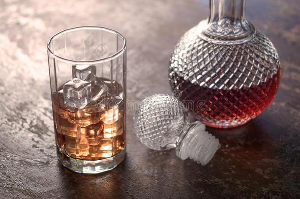 瓶子威士忌酒和玻璃关于威士忌酒和冰向黑的背景