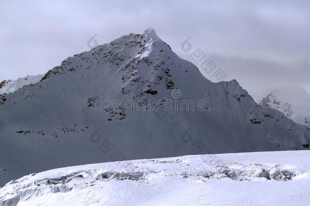 高的山从落下-滑雪道斜坡为全能滑雪板和踪迹关于滑雪板