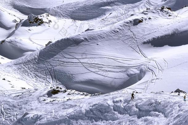 高的山从落下-滑雪道斜坡为全能<strong>滑雪板</strong>和踪迹关于<strong>滑雪板</strong>