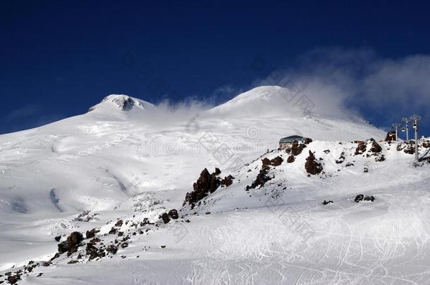 高的山从落下-滑雪道斜坡为全能滑雪板和踪迹关于滑雪板