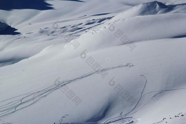 高的山从落下-滑雪道斜坡为全能<strong>滑雪板</strong>和踪迹关于<strong>滑雪板</strong>