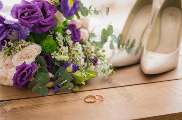 向一木制的t一ble一婚礼花束和绿色的le一ves,紫色的一n