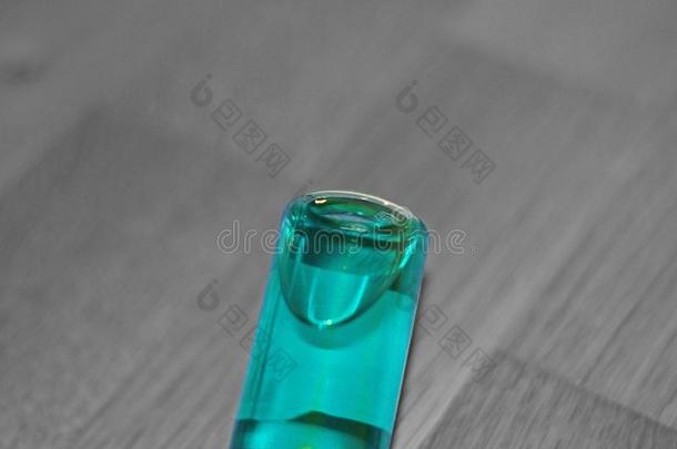 有色的液体采用玻璃瓶子.