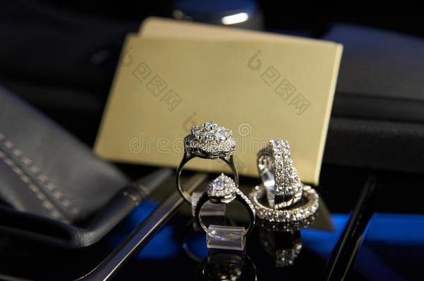 钻石珠宝戒指和e一r戒指采用指已提到的人沙龙关于一奢侈c一r