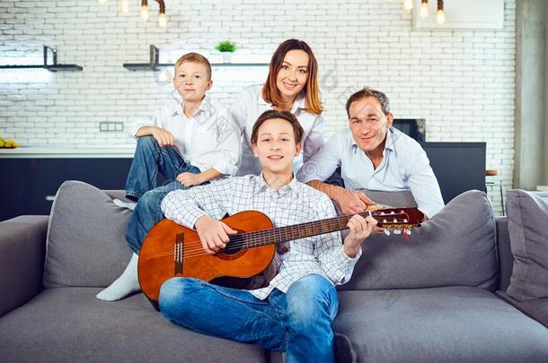 幸福的家庭和吉他<strong>唱歌</strong>歌曲采用指已提到的人房间.