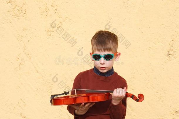 小提琴家年幼的男孩演奏和他的小提琴