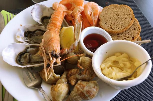 美味的海产食品,混合的海产食品,虾,壳,牡蛎,面包,