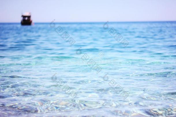 污迹小船蓝色绿松石水海洋背景
