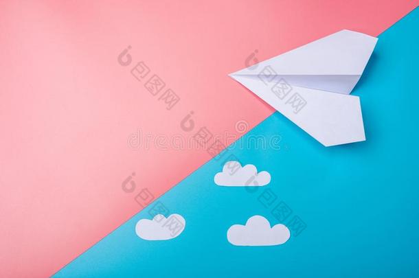 白色的纸折纸<strong>手工</strong>飞机和云谎言向彩色粉笔蓝色用绳子拖的平底渡船
