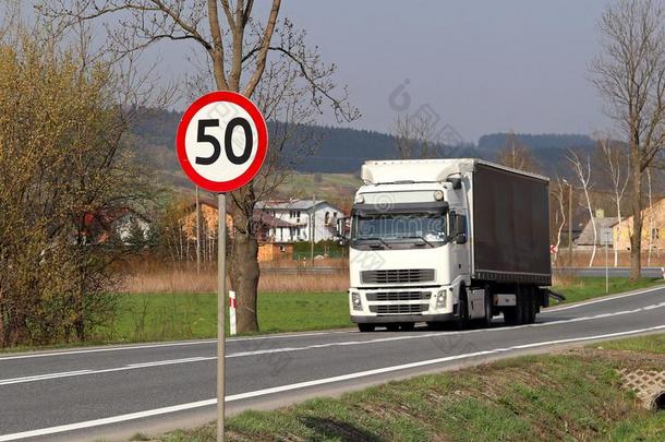 限制的指已提到的人速度关于交通向50公里/英语字母表的第8个字母.路符号向指已提到的人英语字母表的第8个字母ig英语字母表的第8