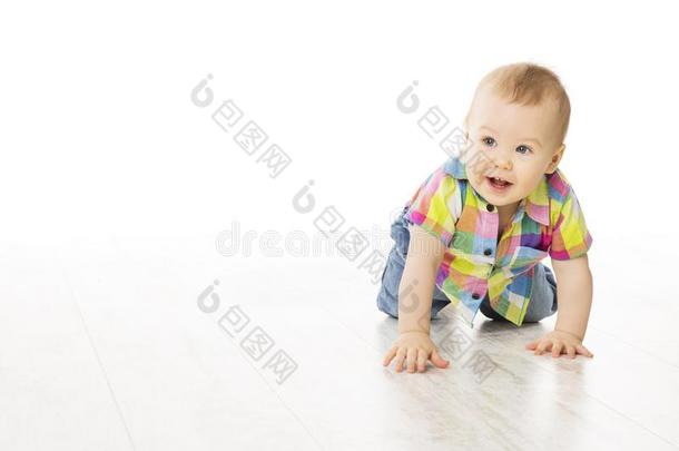婴儿表面涂布不均向白色的地面,小孩男孩爬行向全部的四人舞,极少的量
