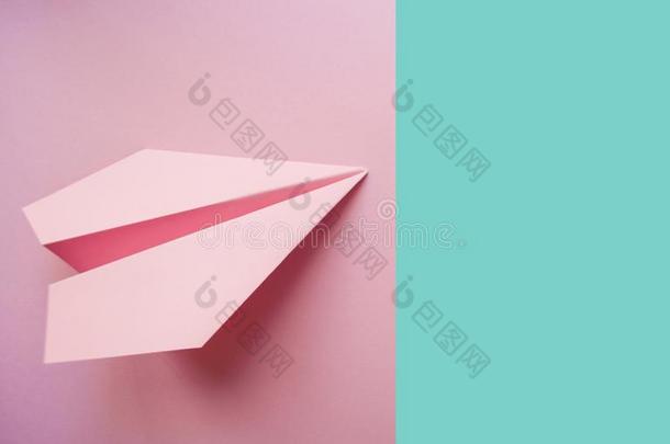 纸水平向粉红色的背景.