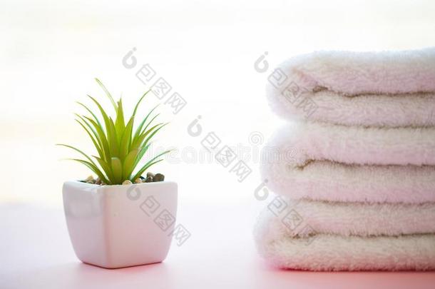 休闲健身中心轻松和沐浴观念,垛干净的沐浴毛巾富有色彩的小床