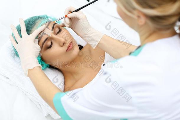 专业的美容师是（be的三单形式出行向正确的眉毛线条在沃玛