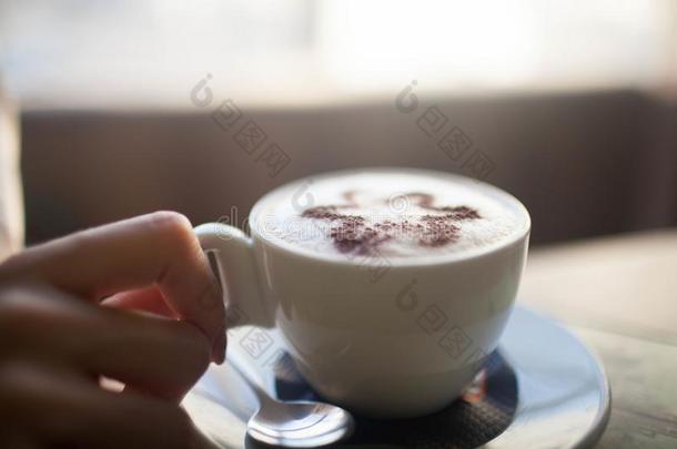指已提到的人杯子关于拿铁咖啡或卡普契诺咖啡c关于fee和奶.