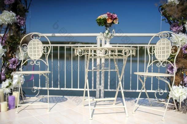 婚礼花装饰从毛茛属植物和玫瑰.
