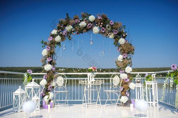 婚礼花装饰从毛茛属植物和玫瑰.