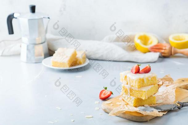 自家制的柠檬粥饼干马上的齿龈和白色的结冰