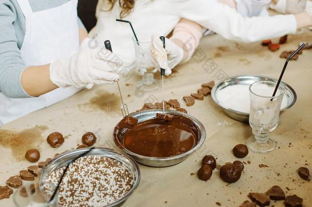年幼的女儿制造巧克力糖果