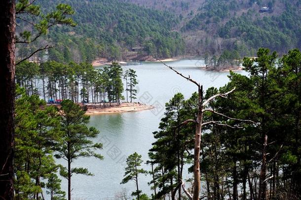 美丽的风景优美的湖看法从山跟踪向湖沃希托河