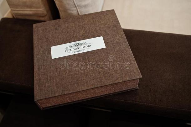 棕色的纺织品婚礼照片书或相册.