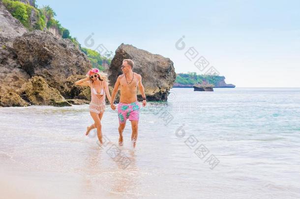 男人和女人跑向指已提到的人海滩