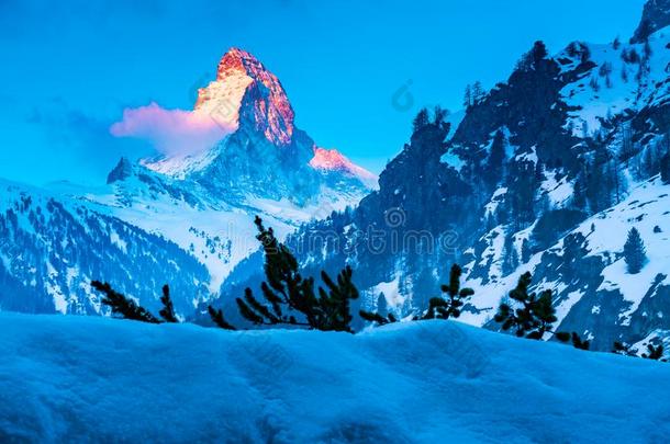 阿尔卑斯山的风景和金色的发光向指已提到的人马塔角山峰