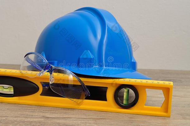 一建筑工人,水平和安全眼镜