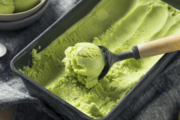 自家制的绿色的有机的鳄梨冰乳霜