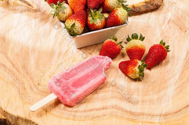 美味的和使人精神焕发的草莓味冰棍