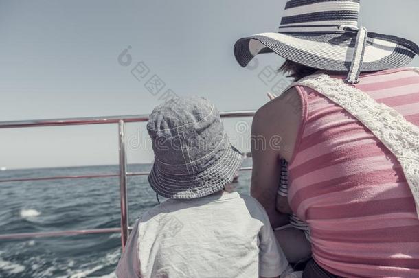 制动火箭影像关于小孩和女人向小船甲板在的时候夏瓦卡蒂
