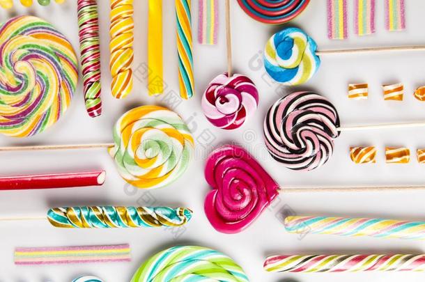 富有色彩的口香糖甜的糖果和棒糖和口香糖杂乱