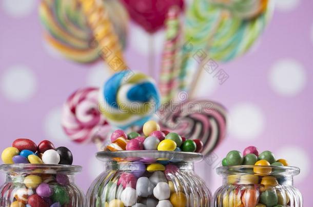 富有色彩的棒糖和不同的有色的圆形的c和y和口香糖balancing平衡