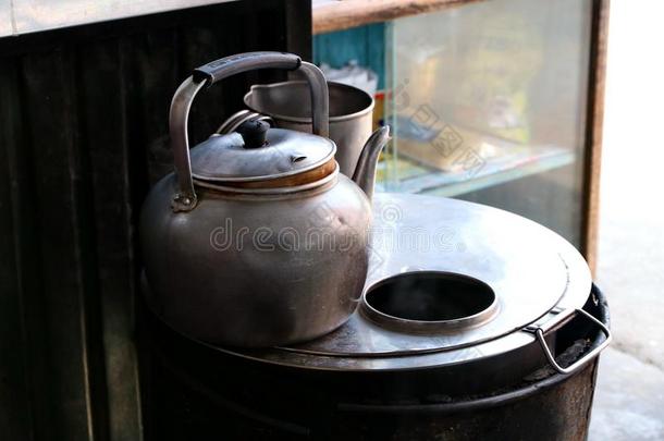 典型的老的方式炎热的罐向一老的烤箱