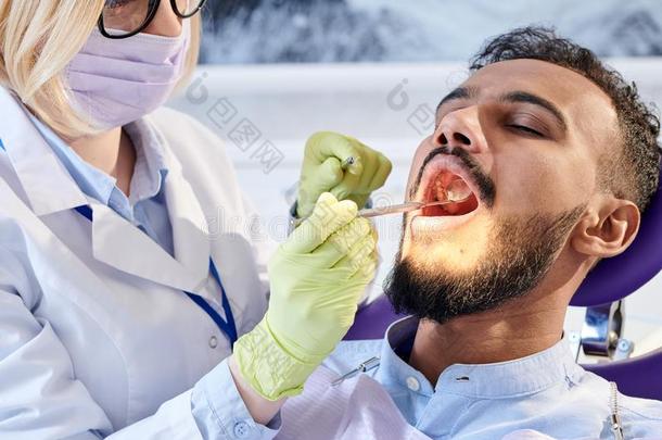 专业的口腔学家有包装的在上面采用使工作