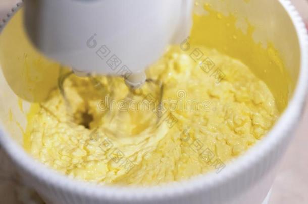 一厨房搅拌器和黄色的鸡蛋<strong>蛋黄</strong>混合的和食糖采用一方式