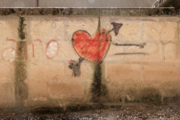 红色的心在墙上的乱涂乱写