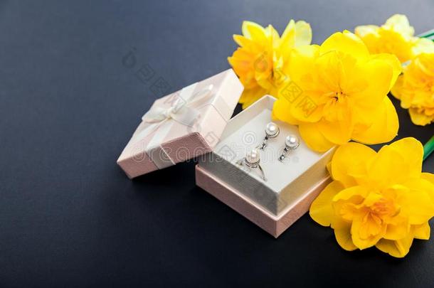 放置关于珍珠首饰采用赠品盒和花.银earr采用gs