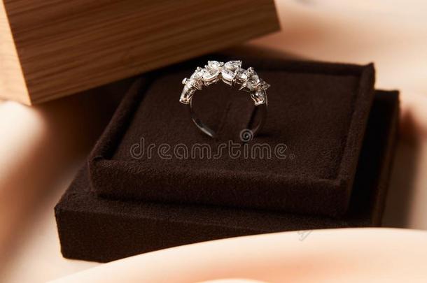 婚礼钻石戒指和赠品盒,关-在上面