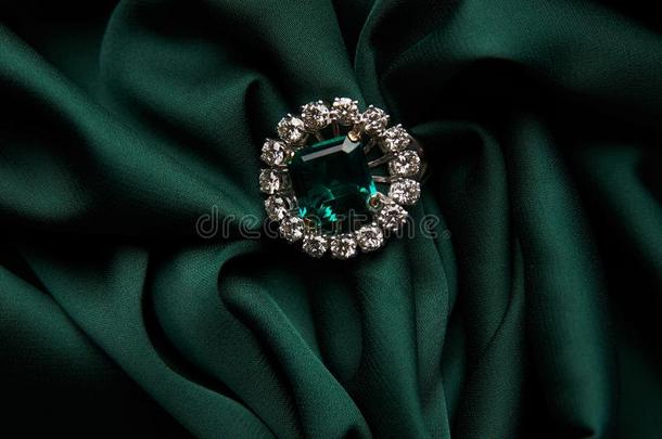 绿色的祖母绿时尚订婚<strong>钻石戒指</strong>