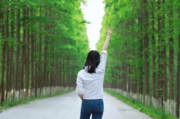 自由的c一relss公司幸福的女人走向一ro一d采用森林和胜利英语字母表的第16个字母